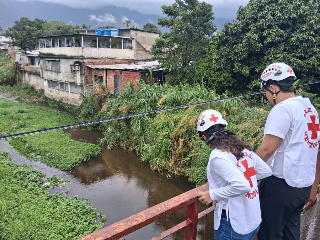 QPEV_'s tweet photo. #PulsoRegional #Aragua Luego de las fuertes lluvias registradas en #Maracay durante la madrugada y mañana de este miércoles #13Mayo la Cruz Roja Venezolana realizó un recorrido por varios cauces y quebradas para monitorear los niveles de los ríos como medida de gestión de riesgos @sdjmarcos 📸