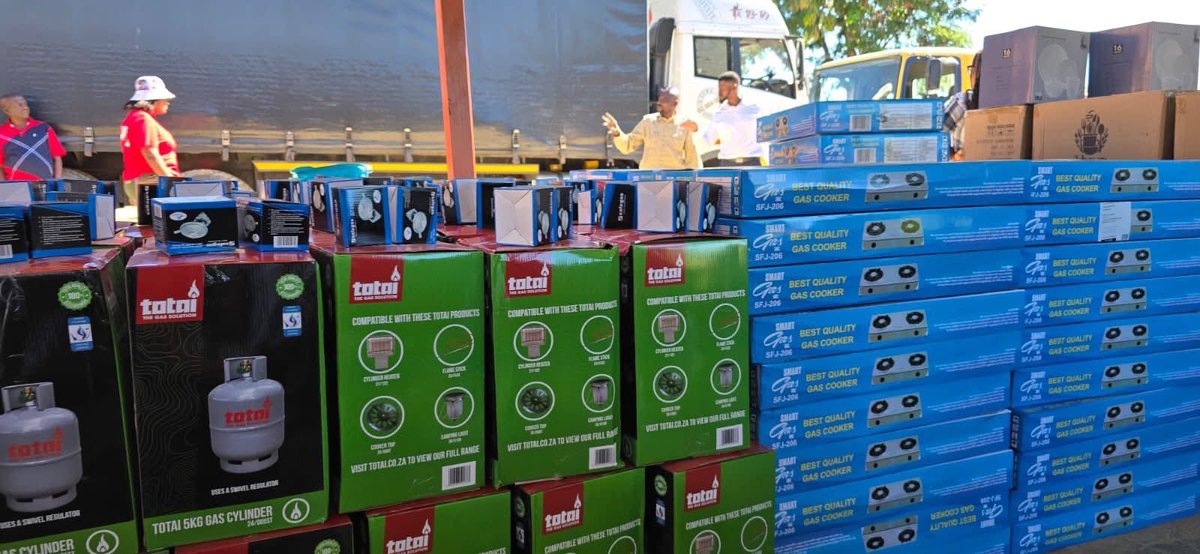 GCISMpumalanga's tweet photo. 📍 Hluvukani & Dwarsloop

The @The_DSD , in partnership with the @IDC , Ashraful Aid International Humanitarian Organisation, @EhlanzeniM  and @BbrMunicipality , distributed essential household items to flood-affected families in the greater Hluvukani region earlier today.

The relief initiative provided grocery hampers, cleaning materials, gas stoves, kitchen utensils and other essentials to communities impacted by recent floods.

The Executive Mayor, Cllr Moroane, expressed gratitude to all partners and humanitarian organisations for their continued support to affected families.

#FloodRelief #BushbuckridgeMunicipality #CommunitySupport #Hluvukani #Dwarsloop #WorkingTogether #GovZaUpdateMP