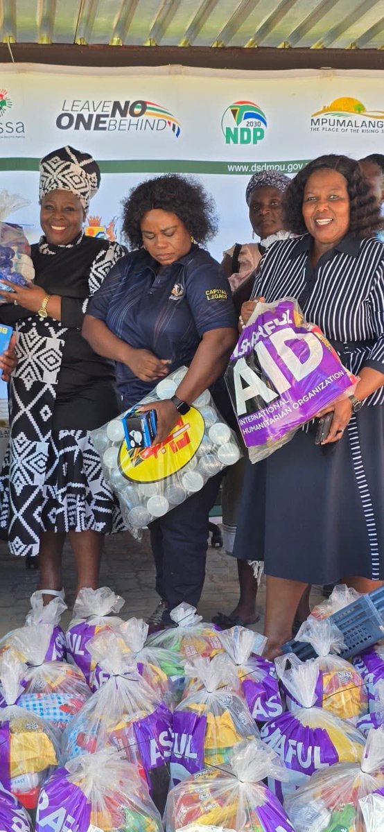 GCISMpumalanga's tweet photo. 📍 Hluvukani & Dwarsloop

The @The_DSD , in partnership with the @IDC , Ashraful Aid International Humanitarian Organisation, @EhlanzeniM  and @BbrMunicipality , distributed essential household items to flood-affected families in the greater Hluvukani region earlier today.

The relief initiative provided grocery hampers, cleaning materials, gas stoves, kitchen utensils and other essentials to communities impacted by recent floods.

The Executive Mayor, Cllr Moroane, expressed gratitude to all partners and humanitarian organisations for their continued support to affected families.

#FloodRelief #BushbuckridgeMunicipality #CommunitySupport #Hluvukani #Dwarsloop #WorkingTogether #GovZaUpdateMP