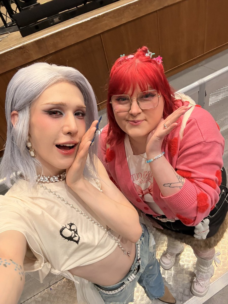 Barbieemuttii's tweet photo. That day two โmothersโ met๐คญ
#InEVOLwithXLOV #XLOV #์์ค๋ฌ๋ธ #EVOLSelcaDay #wumuti #SpringwithXLOV https://t.co/R7iTN2tN65
