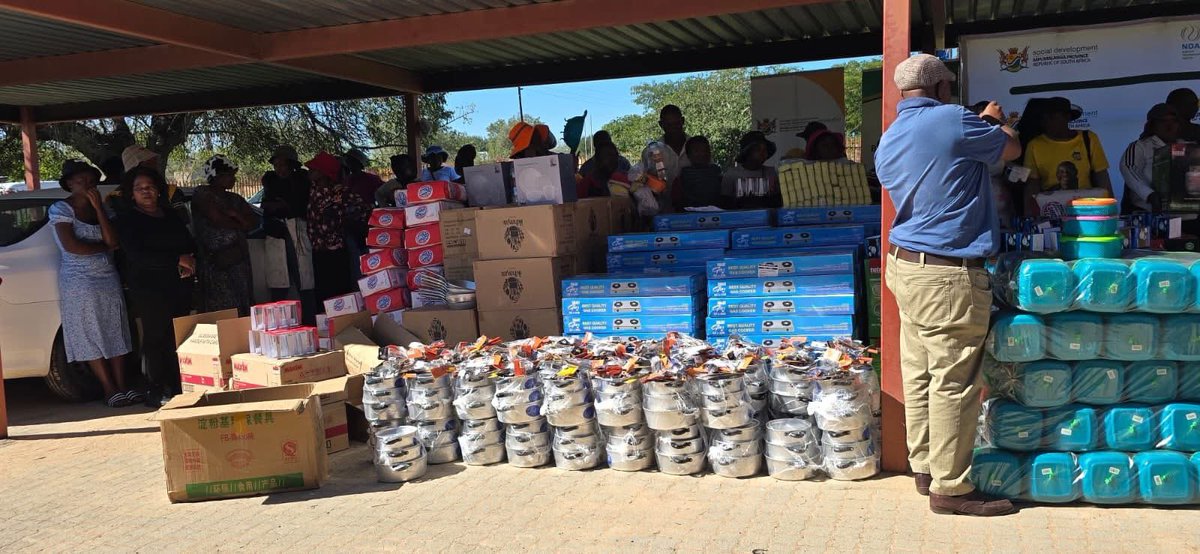 GCISMpumalanga's tweet photo. 📍 Hluvukani & Dwarsloop

The @The_DSD , in partnership with the @IDC , Ashraful Aid International Humanitarian Organisation, @EhlanzeniM  and @BbrMunicipality , distributed essential household items to flood-affected families in the greater Hluvukani region earlier today.

The relief initiative provided grocery hampers, cleaning materials, gas stoves, kitchen utensils and other essentials to communities impacted by recent floods.

The Executive Mayor, Cllr Moroane, expressed gratitude to all partners and humanitarian organisations for their continued support to affected families.

#FloodRelief #BushbuckridgeMunicipality #CommunitySupport #Hluvukani #Dwarsloop #WorkingTogether #GovZaUpdateMP
