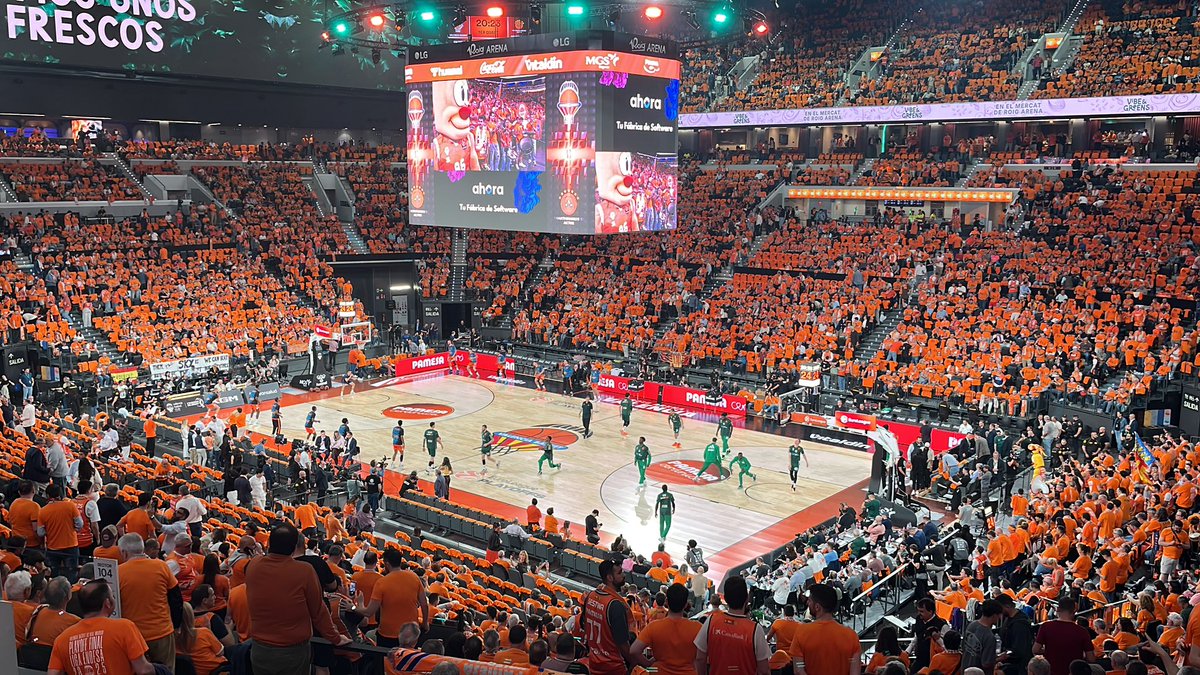 gsole14's tweet photo. Únicamente estuve en el Roig Arena por la #CopaACB. 

Esto es una locura. El ambiente. La gente. El detalle en toda la previa. Todos enchufados desde el primer segundo. 

Qué delicia. https://t.co/i0IrbubTyN