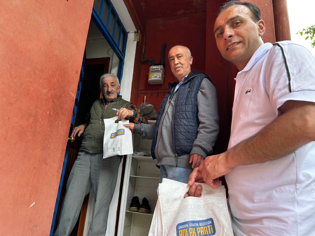 ak_uskudar's tweet photo. Sosyal Politikalar Birimimiz, Kirazlıtepe Mahallemizde komşularımıza yönelik hane ziyaretleri gerçekleştirdi.
Gönül köprüleri kurduğumuz ziyaretlerde hemşehrilerimizin talep ve önerilerini dinleyerek notlarımızı aldık; her daim yanlarında olduğumuzu bir kez daha ifade ettik. Samimiyetleri ve misafirperverlikleri için kıymetli komşularımıza teşekkür ediyoruz.

#BizimÜsküdar