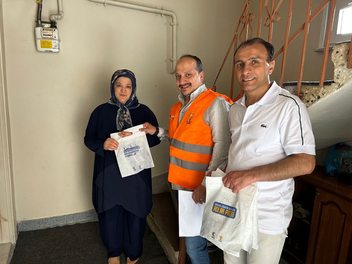 ak_uskudar's tweet photo. Sosyal Politikalar Birimimiz, Kirazlıtepe Mahallemizde komşularımıza yönelik hane ziyaretleri gerçekleştirdi.
Gönül köprüleri kurduğumuz ziyaretlerde hemşehrilerimizin talep ve önerilerini dinleyerek notlarımızı aldık; her daim yanlarında olduğumuzu bir kez daha ifade ettik. Samimiyetleri ve misafirperverlikleri için kıymetli komşularımıza teşekkür ediyoruz.

#BizimÜsküdar