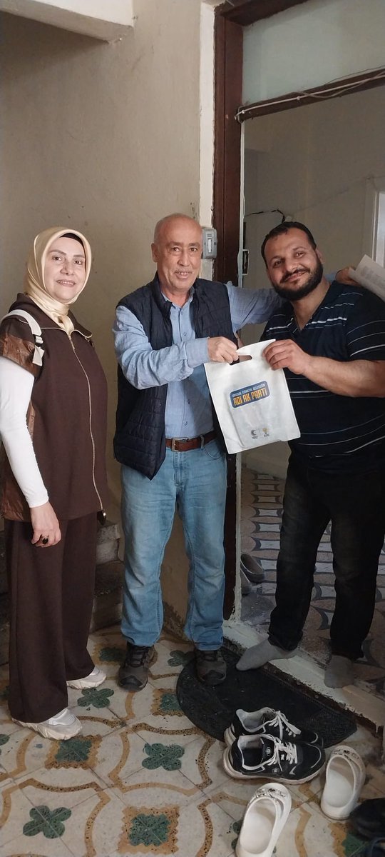ak_uskudar's tweet photo. Sosyal Politikalar Birimimiz, Kirazlıtepe Mahallemizde komşularımıza yönelik hane ziyaretleri gerçekleştirdi.
Gönül köprüleri kurduğumuz ziyaretlerde hemşehrilerimizin talep ve önerilerini dinleyerek notlarımızı aldık; her daim yanlarında olduğumuzu bir kez daha ifade ettik. Samimiyetleri ve misafirperverlikleri için kıymetli komşularımıza teşekkür ediyoruz.

#BizimÜsküdar