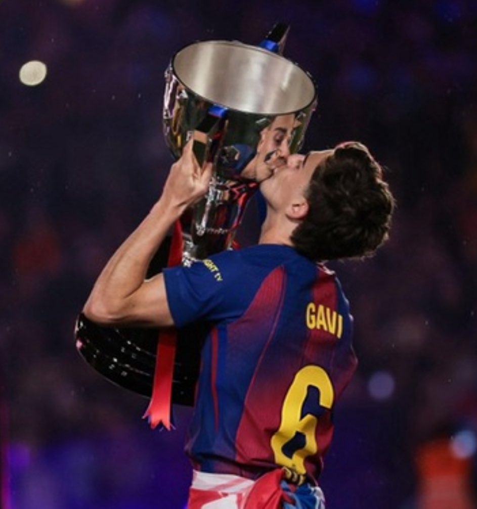 Timzblazee3's tweet photo. 🚨Xavi Hernandez: Gavi is the soul of the team 

🚨Hansi flick : I would say Gavi is probably the heart of the team , what he brings to the team is different especially when you see him in training , he brings the best out of others 

🚨Luis Enrique: Gavi was born to play football 

🤡Twitter users who have no clue bout the game : “What does Gavi brings to the team “

See you in World Cup 👍