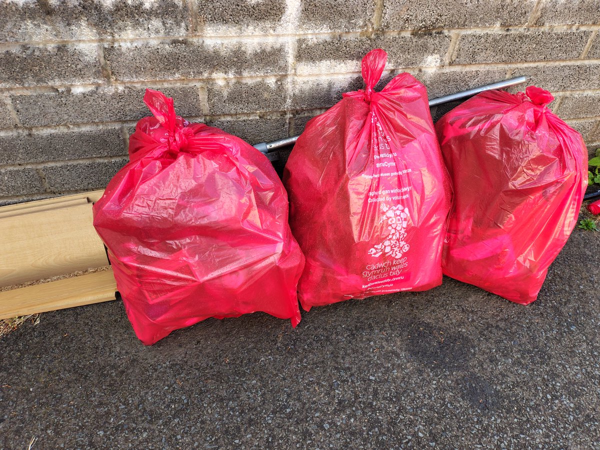 Julie27Rose's tweet photo. My first solo litter pick for May, five bags cleared up, general rubbish.

Thanks for Hedyn  for collection. All logged with Keep Wales Tidy.

Keeping our environment and communities clean 💚 

#Pizzaboxes #McDonaldwrappers #cigarettebutts #bottles #chocwrappers

#onemillionbags https://t.co/hGiDxrKxbi