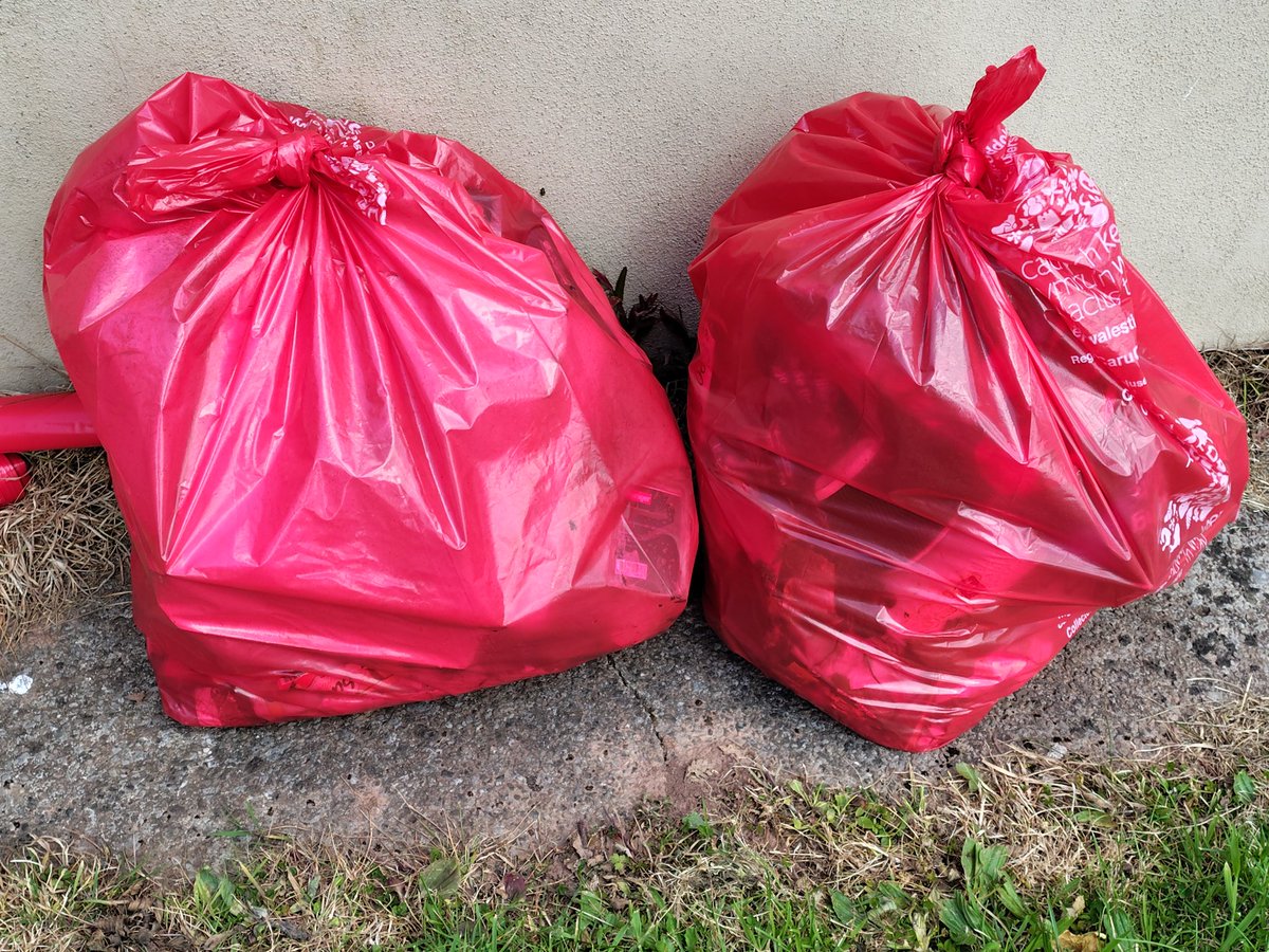 Julie27Rose's tweet photo. My first solo litter pick for May, five bags cleared up, general rubbish.

Thanks for Hedyn  for collection. All logged with Keep Wales Tidy.

Keeping our environment and communities clean 💚 

#Pizzaboxes #McDonaldwrappers #cigarettebutts #bottles #chocwrappers

#onemillionbags https://t.co/hGiDxrKxbi