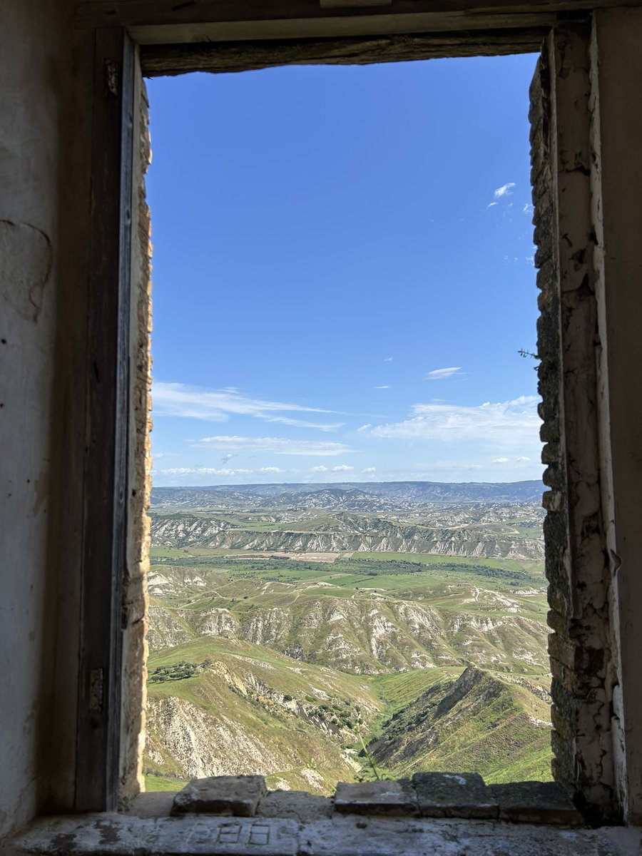 jtiffon's tweet photo. Étape 2 en #Basilicate : la ville fantôme de #Craco, qui peut se découvrir lors d’une visite guidée. Elle fut abandonnée suite à un glissement de terrain puis un tremblement de terre. Autour, des paysages étourdissants ! https://t.co/1fNeiokYiu