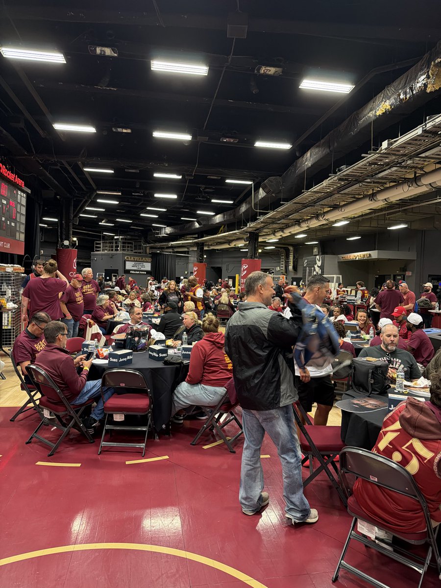 paragraph42's tweet photo. Easily the great owner in the @NBA and maybe the best owner in all of sports in supporting his team through the fans! Thanks @cavsdan #Letemknow #beatdetroit https://t.co/Yix2SGj93z