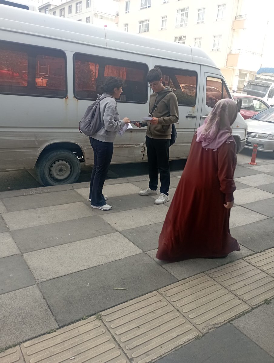 Devrimdikmen's tweet photo. “Bağımsız Türkiye İçin Gençlik Buluşması” yürüyüşümüzün bildiri çalışmasını Dikmen Pazarı'nda gerçekleştirdik. 

Bu mücadeleyi birlikte büyütmek isteyen herkesi yürüyüşümüze bekliyoruz. https://t.co/On75sQdxmI