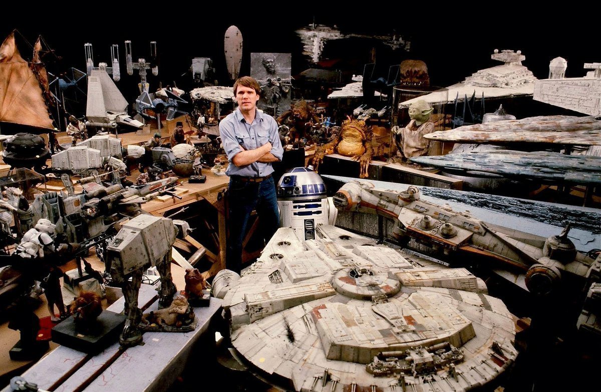 WookieeNews's tweet photo. ¡El gran Joe Johnston cumple 76 años!

Johnston ayudó a moldear la galaxia de Star Wars con su labor como artista y diseñador en la trilogía original, siendo además director de arte de efectos especiales en Episodio V y VI. https://t.co/3rlDlJrFNV