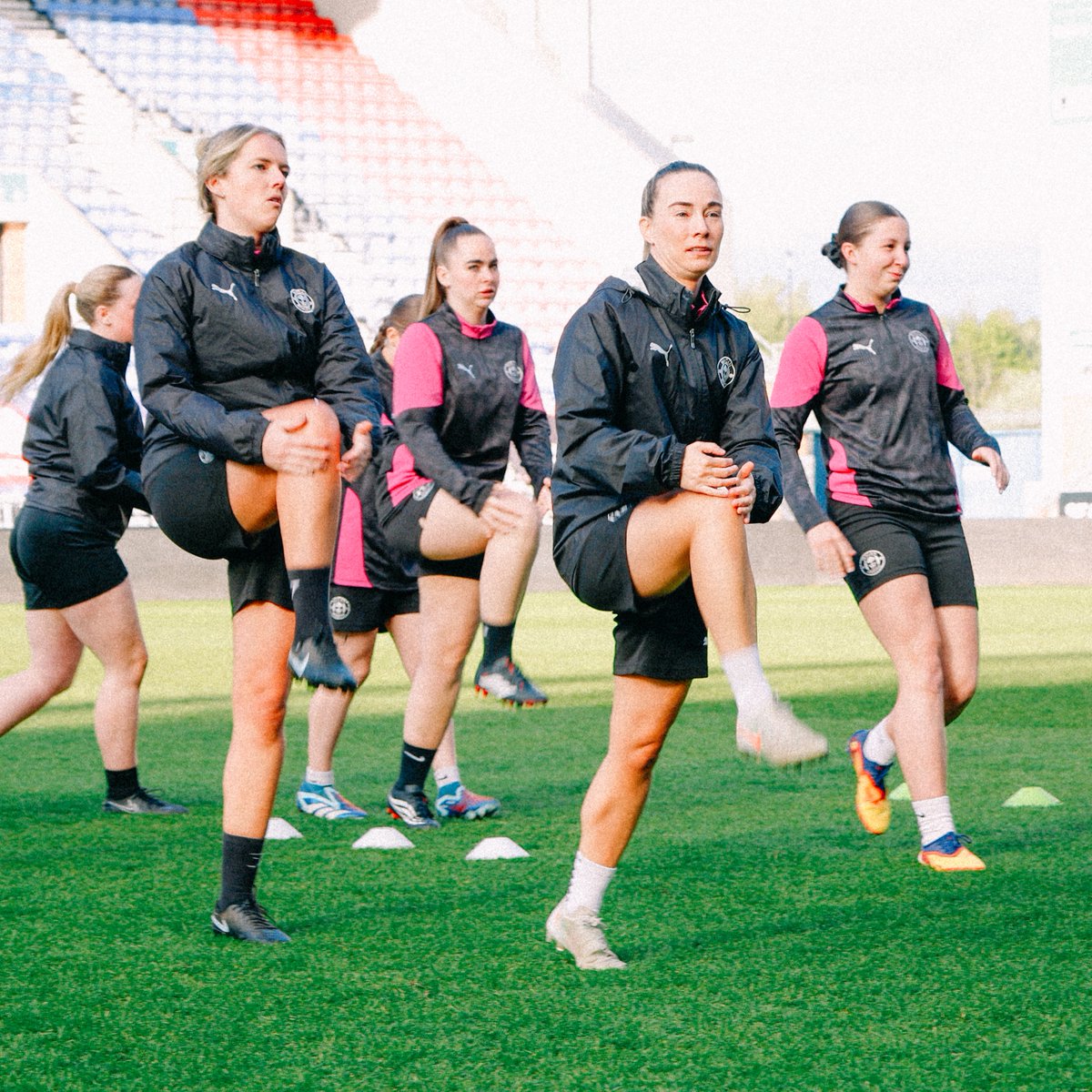 Latics_Women's tweet photo. Coming all together for our Open Training Session! 🫶

#wafc https://t.co/kVPYxvdoYZ