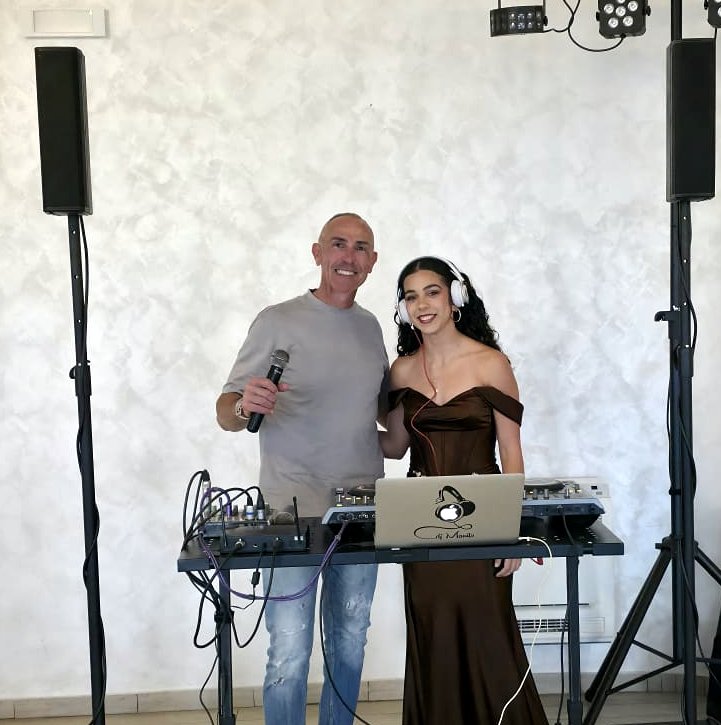 djmanilo's tweet photo. Tanti auguri a Chiara per il suo diciottesimo🔞
Happy birthday🎂🍾
#anni #compleanno #party #birthday #diciottesimo #festa #happybirthday #eventi #happy #djset #instagood #patenteb #patente #love #like #maggioreeta #music #dinner #divertimento #litorale #civitavecchia https://t.co/XnbvhSNS7v