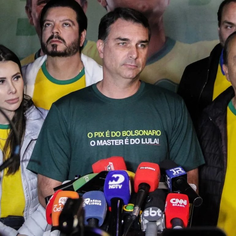 republiqueBRA's tweet photo. 🚨🚨💬 “Irmão, estou e estarei contigo sempre, não tem meia conversa entre a gente. Só preciso que me dê uma luz! Abs!”, disse Flávio Bolsonaro a Daniel Vorcaro em mensagem no WhatsApp, em novembro de 2025. https://t.co/CcY4EaVhVV