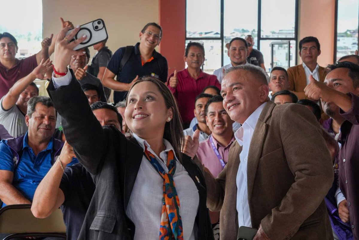 Riesgos_Ec's tweet photo. 📍 #MoronaSantiago 

La Ministra @CaroLozanoHaro mantuvo una reunión de trabajo con el Gobernador Pedro Jaramillo y jefes políticos de la provincia de Morona Santiago, con el objetivo de coordinar acciones frente a temas prioritarios del territorio.

Durante el encuentro se abordaron el modelo de gestión para la atención integral en la entrega de asistencia humanitaria, los lineamientos ante la época lluviosa y los avances en la construcción del Plan de Acción frente al Fenómeno de El Niño, fortaleciendo el trabajo interinstitucional para la protección de la ciudadanía. 🫱🏼‍🫲🏽🇪🇨