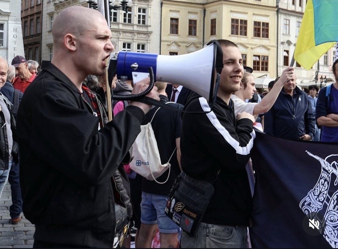 prochor_mitric's tweet photo. Украинцы протестовали против России в Праге...

... почему они протестуют в Праге, а не сражаются на фронте? 

Кстати, нацисты позируют в толстовках группы «Молот Гитлера» (M8l8th)...

... нацистов нет на Украине говорят они. https://t.co/K0Az40Emhm