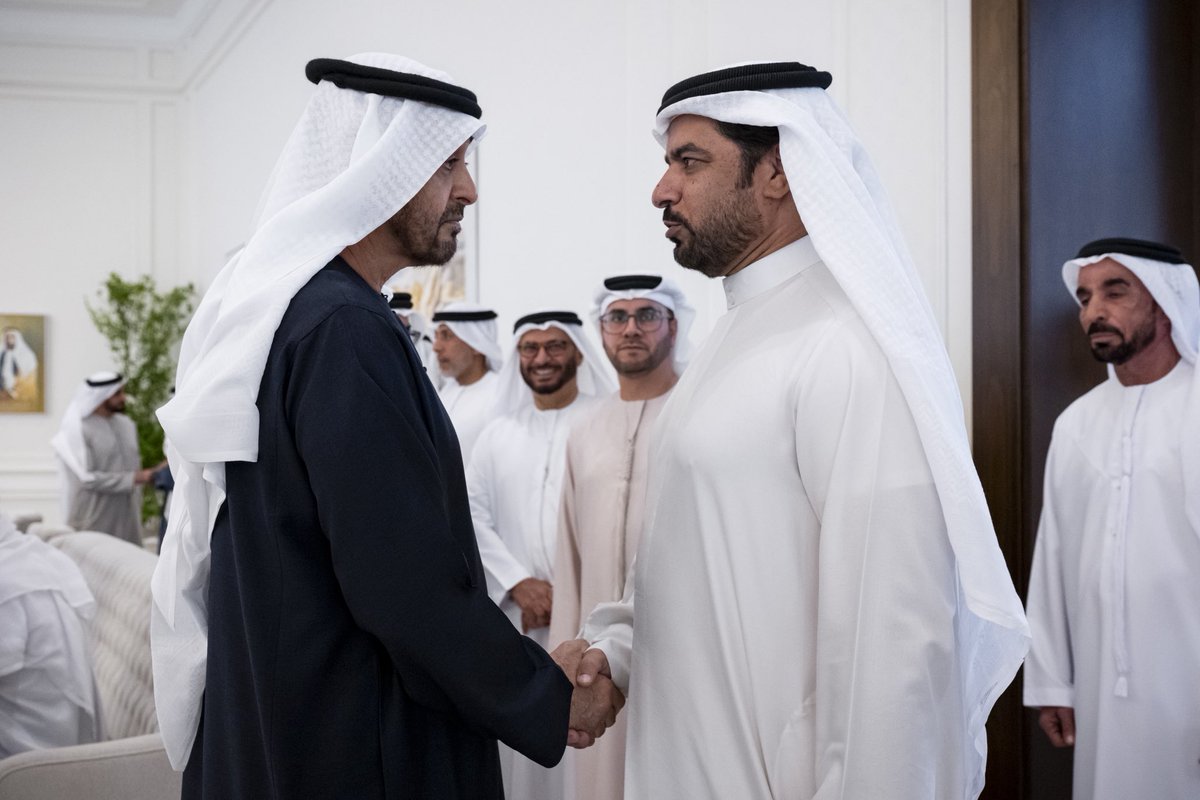 Saif_Bin_Nuaman's tweet photo. الحل في قصر البحر

موردج قصر البحر من كوثره
قصر ما يقصاه في علياه شي
عامرٍ بالفارس اللي عمّره
لا كَ شي و لا كَ زَي ولا كَ أي

شيخنا اللي صاغ ربي جوهره
و حط فيه من المكارم كل شي
حلم الاحنف في شجاعة قسوره
و عز وائل بن ربيعه و جود طي

كن ذو الفقار صارم حيدره
في يمينه و بارقه بالرعد دي
غوث من صرف الزمان تنكره
كم مضيومٍ إلتجى به معتزي