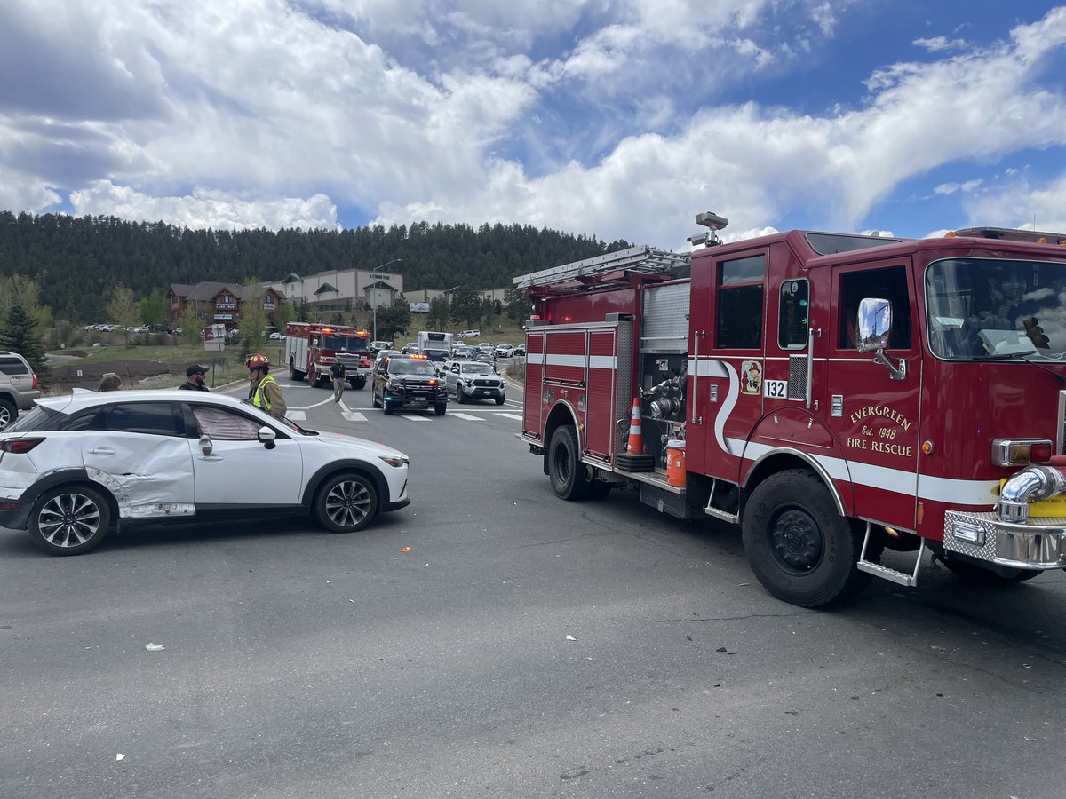 efr_co's tweet photo. EFR and @jeffcosheriffco are on scene of a 2-car crash at Evergreen Parkway and Swede Gulch. One lane of northbound traffic is blocked. One driver has minor injuries. We appreciate the public’s patience while the cleanup and investigation occur. #EverythingforYOU https://t.co/MqZZDwWAh3