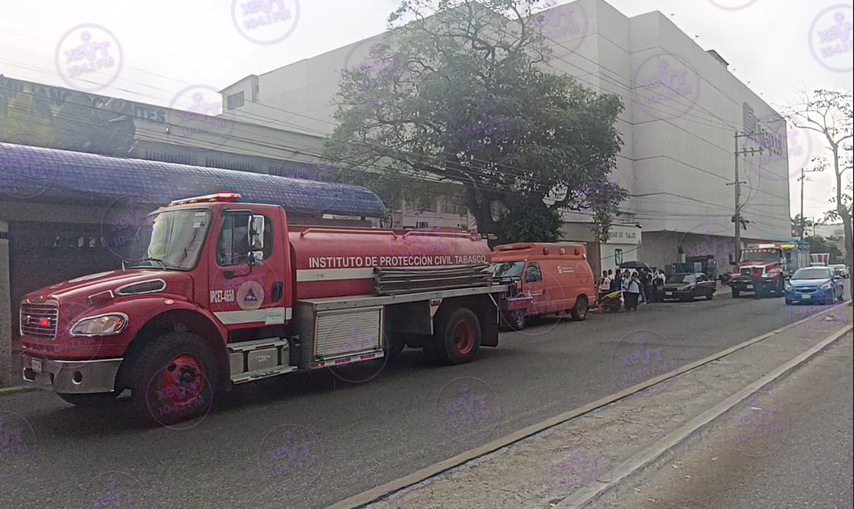 xevtfm's tweet photo. 🔴 #LoÚltimo | 📸 Evacúan al personal del #CESSA 🏥 Maximiliano Dorantes en la colonia #Atasta, tras un reporte de fuga de gas https://t.co/oOse7gJ7GX