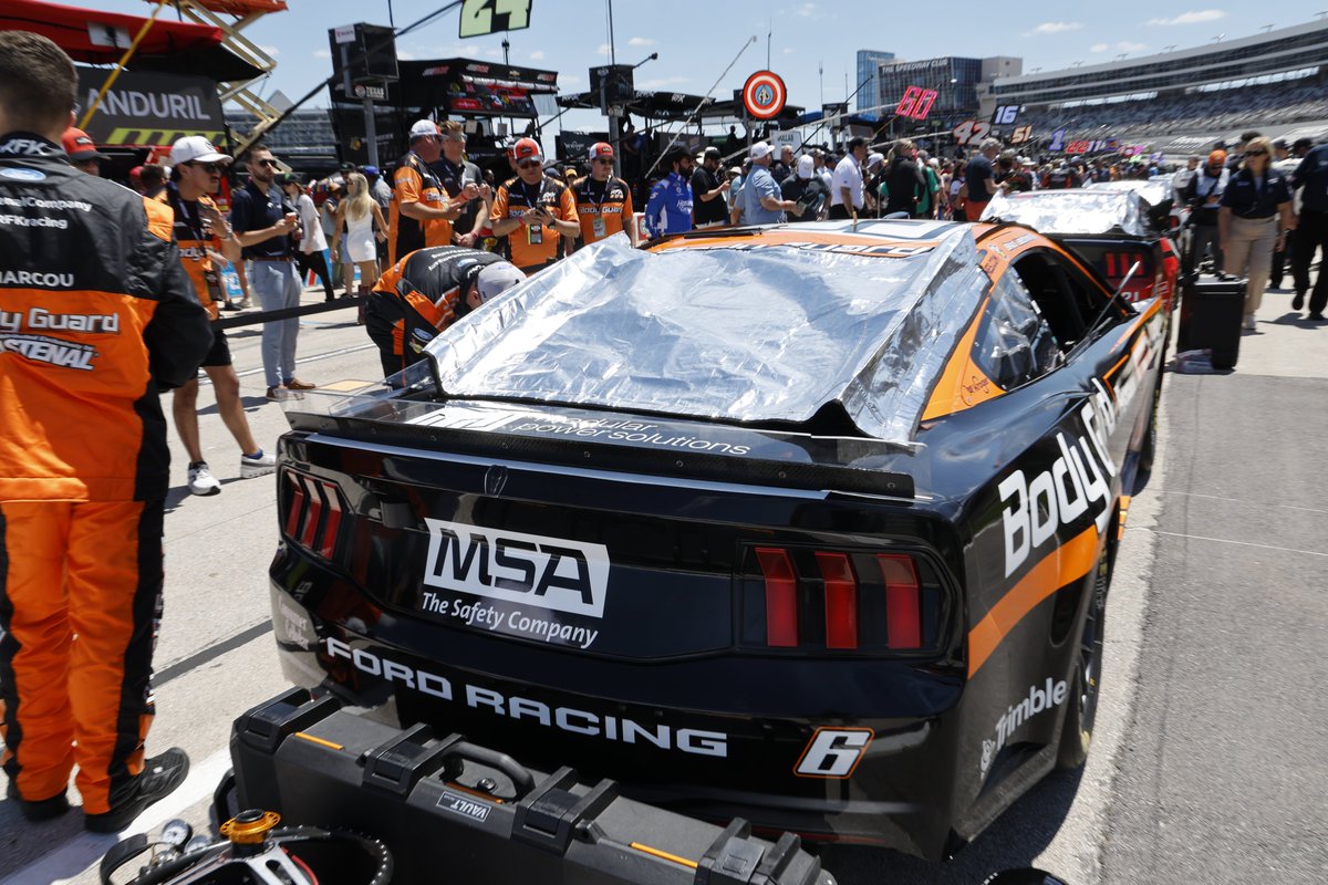 FastenalCompany's tweet photo. Beating the Texas heat takes more than speed. Body Guard by Fastenal helped keep the No. 6 RFK Racing team cool when it mattered most. And our partners appreciate that performance!🏁📷 #EngineeredForSafety #NASCAR #BodyGuardbyFastenal https://t.co/Ds6kZO6NYX