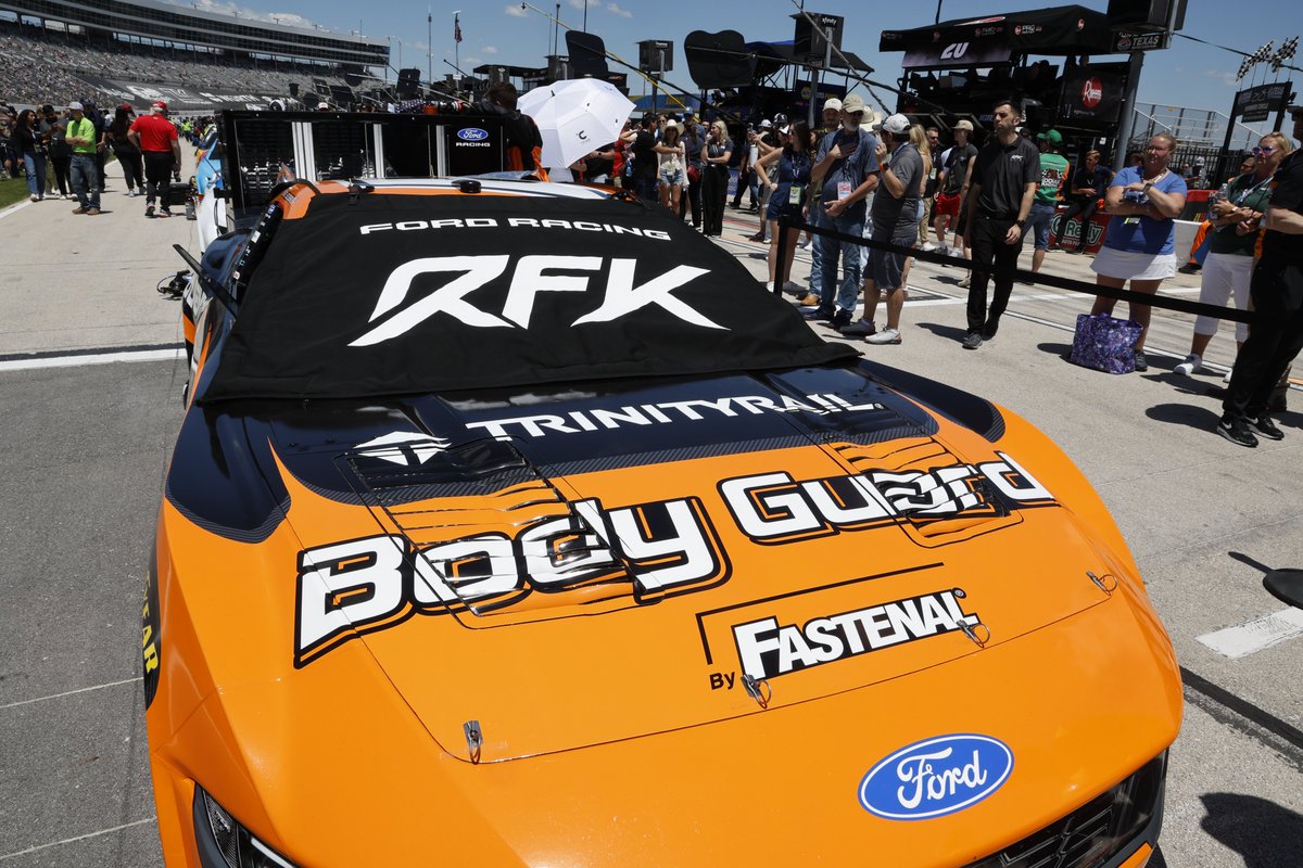 FastenalCompany's tweet photo. Beating the Texas heat takes more than speed. Body Guard by Fastenal helped keep the No. 6 RFK Racing team cool when it mattered most. And our partners appreciate that performance!🏁📷 #EngineeredForSafety #NASCAR #BodyGuardbyFastenal https://t.co/Ds6kZO6NYX