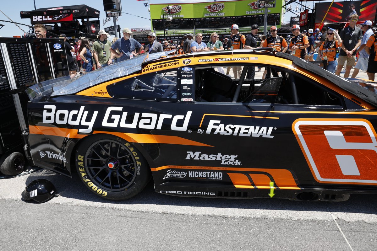 FastenalCompany's tweet photo. Beating the Texas heat takes more than speed. Body Guard by Fastenal helped keep the No. 6 RFK Racing team cool when it mattered most. And our partners appreciate that performance!🏁📷 #EngineeredForSafety #NASCAR #BodyGuardbyFastenal https://t.co/Ds6kZO6NYX