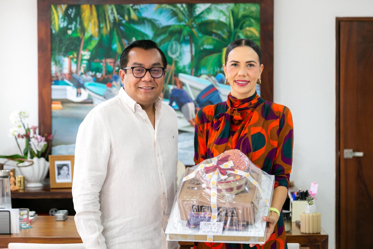 Sectur_Guerrero's tweet photo. El titular de la SecturGro, @Simonquioro2, se reunió con la presidenta municipal de Zihuatanejo, @LizetteTapiaC, y con el director de la OCV de Ixtapa-Zihuatanejo, Pedro Castelán, para abordar la participación de este binomio de playa durante la Copa Mundial de Fútbol. 🤝🏻⚽ https://t.co/iw1YfALS5x