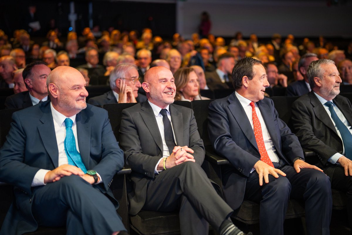 carlosprietogo's tweet photo. He acompanyat el vicepresident primer i ministre d’Economia, @carlos_cuerpo, al Cercle Financer d’Amics del País @caixabank, en una conversa amb Miquel Roca i Junyent.

El ministre ha destacat el lideratge econòmic d’Espanya a Europa, la reducció de la desigualtat i el paper clau de Catalunya en sectors estratègics, innovació i IA.

També s’han abordat reptes com l’habitatge assequible, l’impacte de la IA i el context internacional actual.

Barcelona necessita espais de debat com aquest per pensar el futur de la nostra economia.