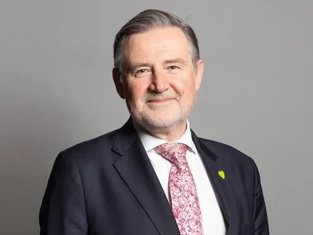 BasilTheGreat's tweet photo. Labour MP Barry Gardiner was sat behind Keir Starmer during his speech with a book on display that claims Keir Starmer is a FRAUD

Westminster Trolling 😎 https://t.co/Y6LWwsC9O3
