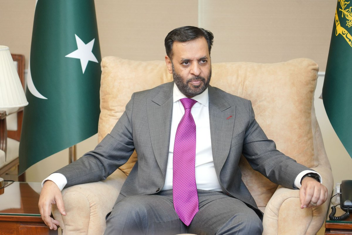 KamalMQM's tweet photo. وفاقی وزیرِ صحت سید مصطفیٰ کمال سے ایبٹ لیبارٹریز کے بین الاقوامی وفد کی ملاقات میں صحت کے شعبے میں سرمایہ کاری، جدید ٹیکنالوجی اور دوطرفہ تعاون کے فروغ پر اہم تبادلۂ خیال کیا گیا۔ وفد نے وزارتِ صحت کی جانب سے میڈیکل ڈیوائسز کی رجسٹریشن کے نظام کو ڈیجیٹائز کرنے کے اقدام کو سراہا، جس کے نتیجے میں رجسٹریشن کا طویل عمل اب چند دنوں میں مکمل ہو رہا ہے۔ وزیرِ صحت نے ہیپاٹائٹس سی کے خاتمے کے قومی پروگرام، احتیاطی صحت کے فروغ، اور بچوں کو 13 مہلک بیماریوں سے بچاؤ کے لیے مفت ویکسین کی فراہمی پر بھی روشنی ڈالی، جبکہ وفد نے پاکستان میں ویکسین کی مقامی پیداوار اور خام مال کی تیاری میں تعاون کی یقین دہانی کرائی۔

#MustafaKamal #HealthMinister #HealthcareInnovation #HepatitisFreePakistan #VaccineDevelopment #Pakistan

@WHO @UNISEF @Gavi @GatesFoundation @GovtOfPakistan