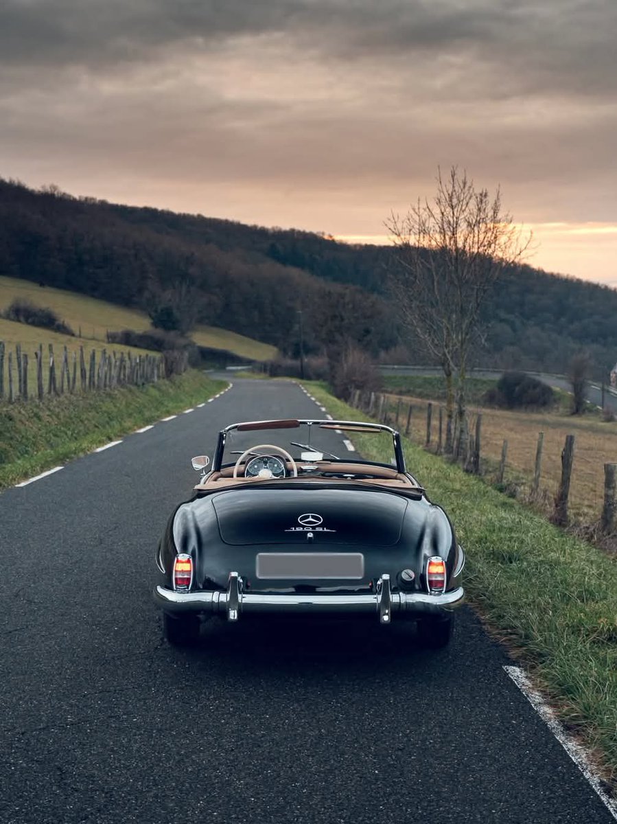 BoitumeloCaleb's tweet photo. Cruising through the countryside in a classic. 

Mercedes-Benz 190 SL. 👌 https://t.co/GSWqHNVFzg