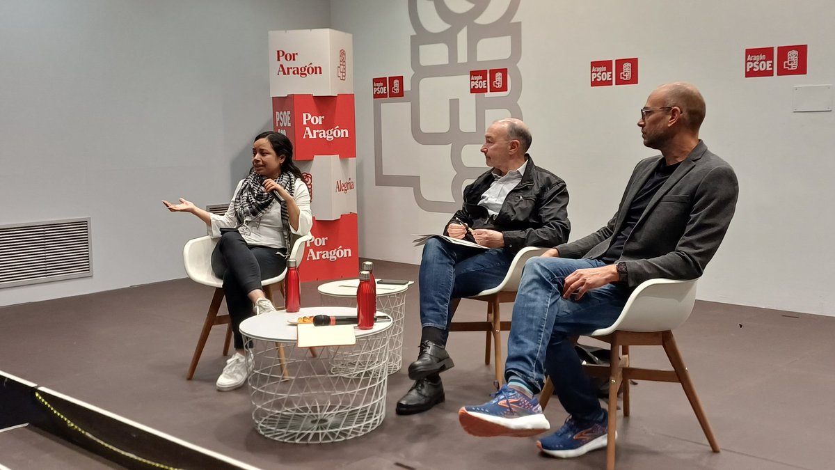 aragonpsoe's tweet photo. #CasaDelPuebloAbierta
Hoy hemos hablado de regularización y política migratoria y municipalismo frente a una prioridad social. Hemos contando con la presencia en este debate de Scarleth Castillo, activista por los derechos de las personas migrantes; del delegado del Gobierno de España en Aragón, @fbelblazquez; y el diputado socialista en las Cortes de Aragón, @JJPastorP.
Muchas gracias a todas y todos por venir ✊