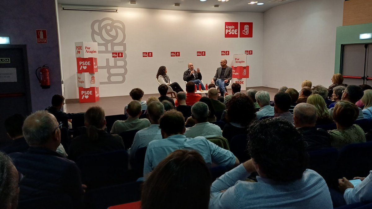 aragonpsoe's tweet photo. #CasaDelPuebloAbierta
Hoy hemos hablado de regularización y política migratoria y municipalismo frente a una prioridad social. Hemos contando con la presencia en este debate de Scarleth Castillo, activista por los derechos de las personas migrantes; del delegado del Gobierno de España en Aragón, @fbelblazquez; y el diputado socialista en las Cortes de Aragón, @JJPastorP.
Muchas gracias a todas y todos por venir ✊