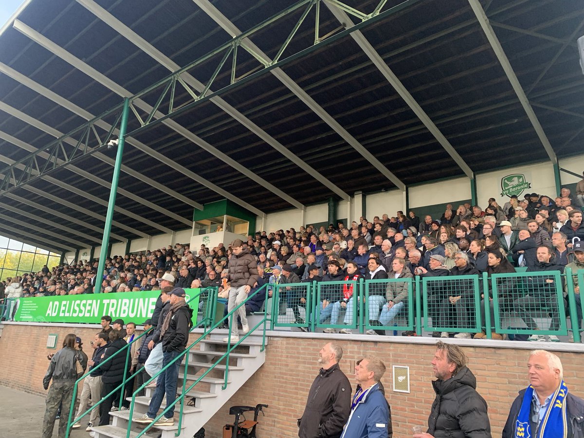 GoudenTonVught's tweet photo. Volle bak #zwadon #knvb #zwaluw #dongen https://t.co/zMOjTjpIHL