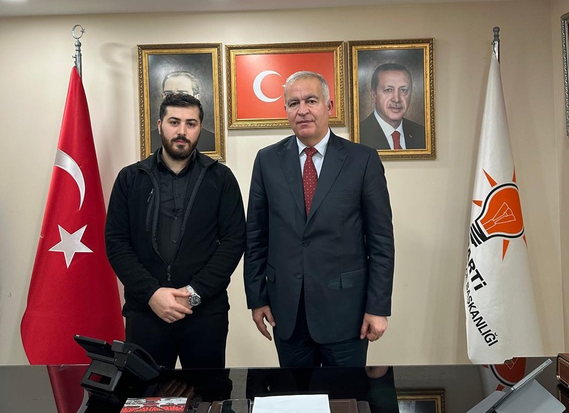 ismailerguness's tweet photo. 15 Temmuz Şehidimiz Mahmut Eşit'in kıymetli oğlu Sn. İbrahim Eşit'i İlçe Başkanlığımızda misafir ettik.

Nazik ziyaretleri için teşekkür ederim. https://t.co/eLgTzZCKjU