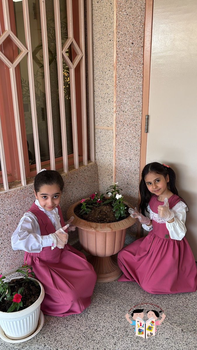 QQ_women's tweet photo. امتدادًا لمبادرة سمو #أمير_منطقة_القصيم 
#أرض_القصيم_خضراء
وضمن جهود نشر الوعي البيئي وتعزيز ثقافة الاستدامة، تم تفعيل مبادرة اللجنة النسائية التنموية بإمارة منطقة القصيم

في محافظة #عنيزة ، وذلك اليوم في:
المدرسة الرابعة للطفولة بعنيزة 
والابتدائية الخامسة والثلاثون 
حيث تضمنت المبادرة برامج توعوية وأنشطة هادفة لغرس قيم المحافظة على البيئة لدى الطالبات، وتعزيز السلوكيات الإيجابية بأساليب ممتعة وتفاعلية، بما يسهم في بناء جيلٍ أكثر وعيًا واستدامة 🌱✨
