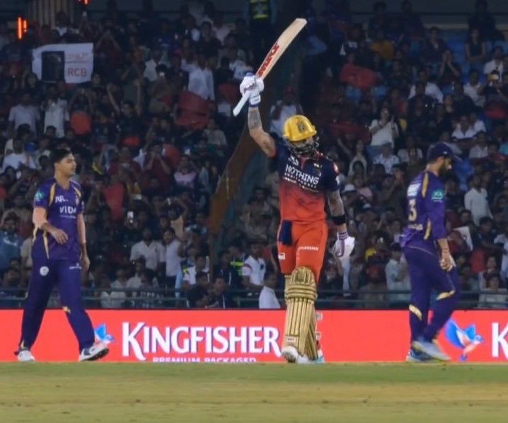 ShrishailReddy's tweet photo. Century for king 👑 Kohli RCB 💥🔥🔥🫡

#TATAIPL | #KhelBindaas | #RCBvKKR https://t.co/ZR2t6o9nhB