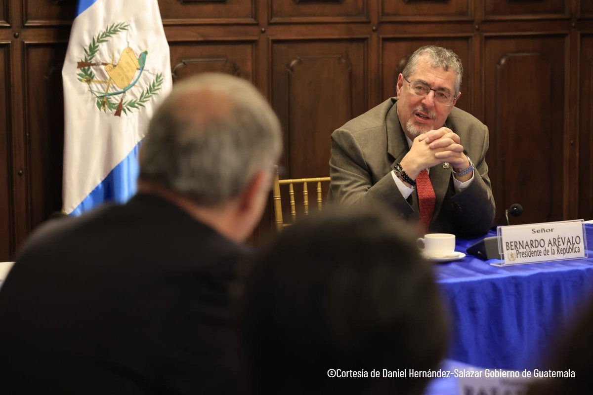 FAOGuatemala's tweet photo. 🔸Encuentro entre el Presidente Bernardo Arévalo y el Subdirector General y Representante Regional para @FAOAmericasADG, René Orellana, reafirma el apoyo de la @FAO a los esfuerzos nacionales para impulsar la economía social y el desarrollo territorial. https://t.co/ll5SxU6g5j