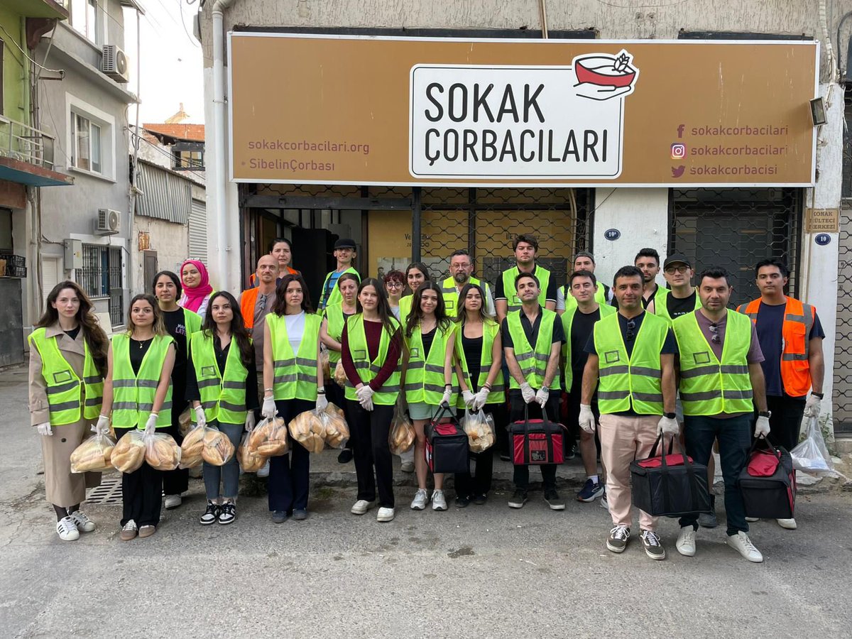 sokakcorbacisi's tweet photo. Bir adım…
Bir selam…
Bir gönül… 

Bugün bizimle gönüllere ulaşan herkese teşekkür ederiz. 🙏

Cumartesi görüşmek üzere… 

#sokakcorbacilari #sibelincorbasi #baskabirdünyamümkün #Vebizodünyayıinşaedeceğiz https://t.co/uUQTn1oa14
