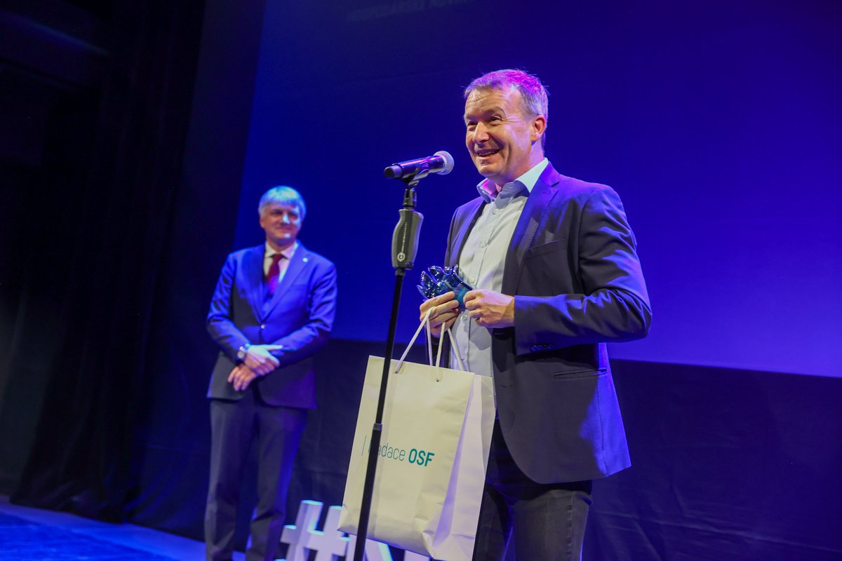 nadaceOSF's tweet photo. Cenu Karla Havlíčka Borovského získává @PetrHonzejk z @hospodarky. Porota oceňuje tuto osobnost za dlouhodobě vysokou kvalitu komentářů, polemickou ostrost a rozvíjení nových žánrů. #NovinarskaCena https://t.co/rHtI0RIfbT