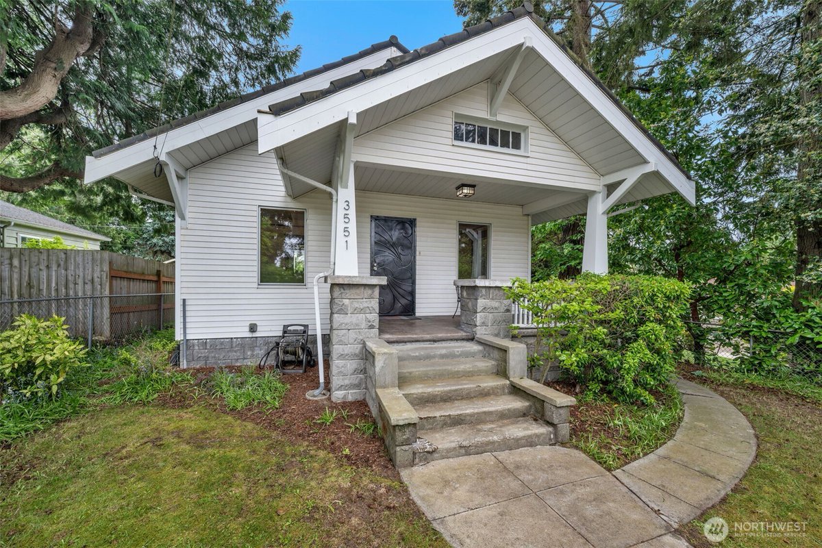 zulvd's tweet photo. 3551 SW 99th Street, Seattle, WA, 98126
4 bed | 2 bath 2680 Sq. Ft.
Active | 799999
https://t.co/RsnHqbop9P
Welcome to the Arbor Heights community, this spacious 4-bedroom, 2-bath home offering flexible living across three levels. The main level includes 2 bedrooms, a full... https://t.co/5BwDiPfnBJ