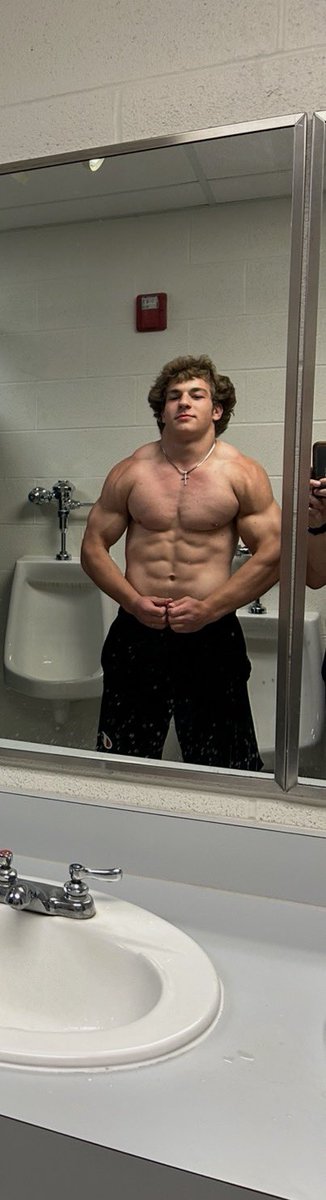 Caden_Rowland12's tweet photo. I am Caden Rowland- (2029-RB-6’0 ft- 200 lbs) I have worked my body weight up to 200 lbs while maintaining an 11.36 second 100 meter dash time! (Lane 4) I am doing all of this as my freshman school year comes to a close. Thankful and blessed! All glory to God! https://t.co/h94bJZY4oJ