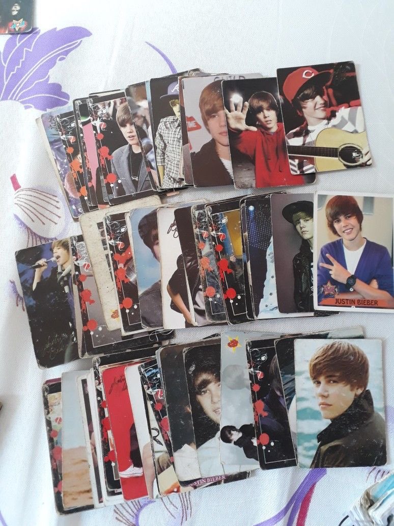 bieberacervo's tweet photo. pack de figurinhas da copa do mundo? 

na minha época o hexa era completar coleção do justin bieber https://t.co/QA9G3ikRtl