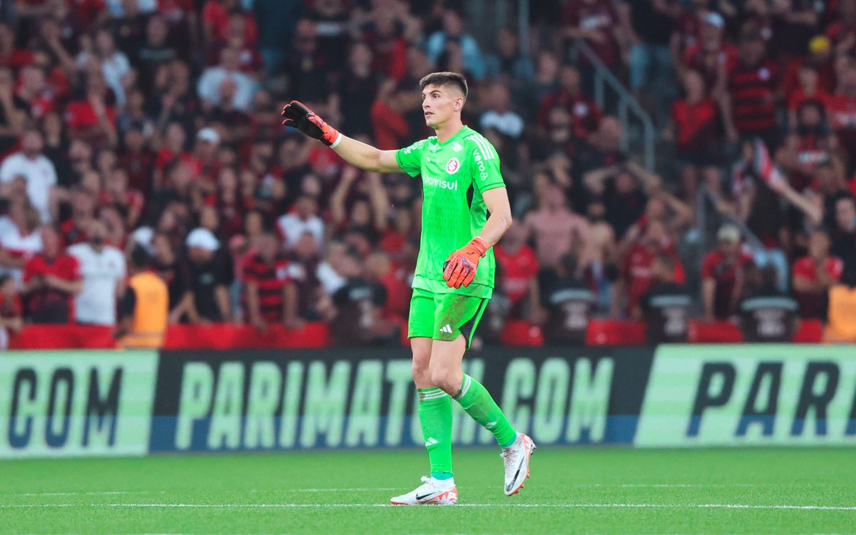 RafsRibeiro1909's tweet photo. 🚨 #ULTIMAHORA 🚨 

💥 O Grêmio teria apresentado uma oferta formal a Sérgio Rochet.

📝 O clube tricolor teria oferecido 13M€ ao goleiro uruguaio se ele ficar nas próximas 5 temporadas no Internacional. https://t.co/vAsUWcTana