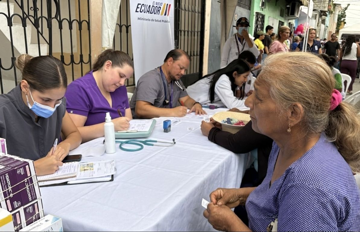 Salud_Guayas's tweet photo. Comprometidos con tu bienestar @Salud_Ec participó de la Brigada Social por #ElNuevoEcuador
1️⃣7️⃣5️⃣ usuarios de #Prosperina recibieron
atención médica🩺, medicamentos💊 y vacunación 💉
Logrando una comunidad fuerte y protegida.
#MSPEnTerritorio https://t.co/VbODGYEfsL