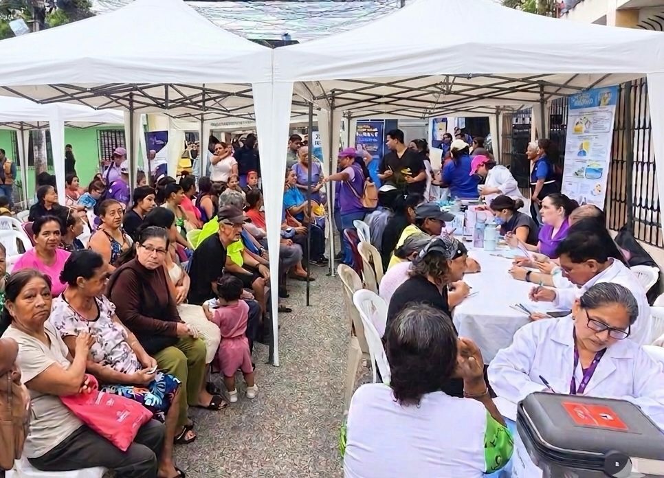 Salud_Guayas's tweet photo. Comprometidos con tu bienestar @Salud_Ec participó de la Brigada Social por #ElNuevoEcuador
1️⃣7️⃣5️⃣ usuarios de #Prosperina recibieron
atención médica🩺, medicamentos💊 y vacunación 💉
Logrando una comunidad fuerte y protegida.
#MSPEnTerritorio https://t.co/VbODGYEfsL