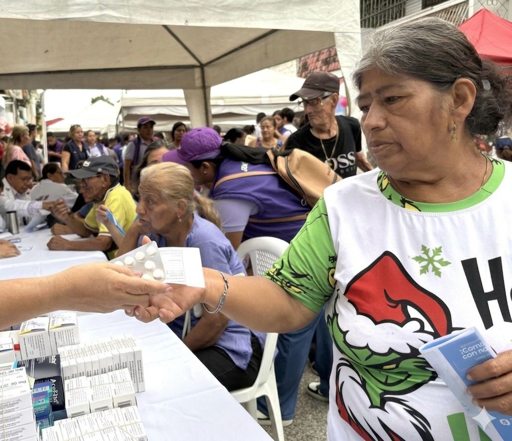 Salud_Guayas's tweet photo. Comprometidos con tu bienestar @Salud_Ec participó de la Brigada Social por #ElNuevoEcuador
1️⃣7️⃣5️⃣ usuarios de #Prosperina recibieron
atención médica🩺, medicamentos💊 y vacunación 💉
Logrando una comunidad fuerte y protegida.
#MSPEnTerritorio https://t.co/VbODGYEfsL