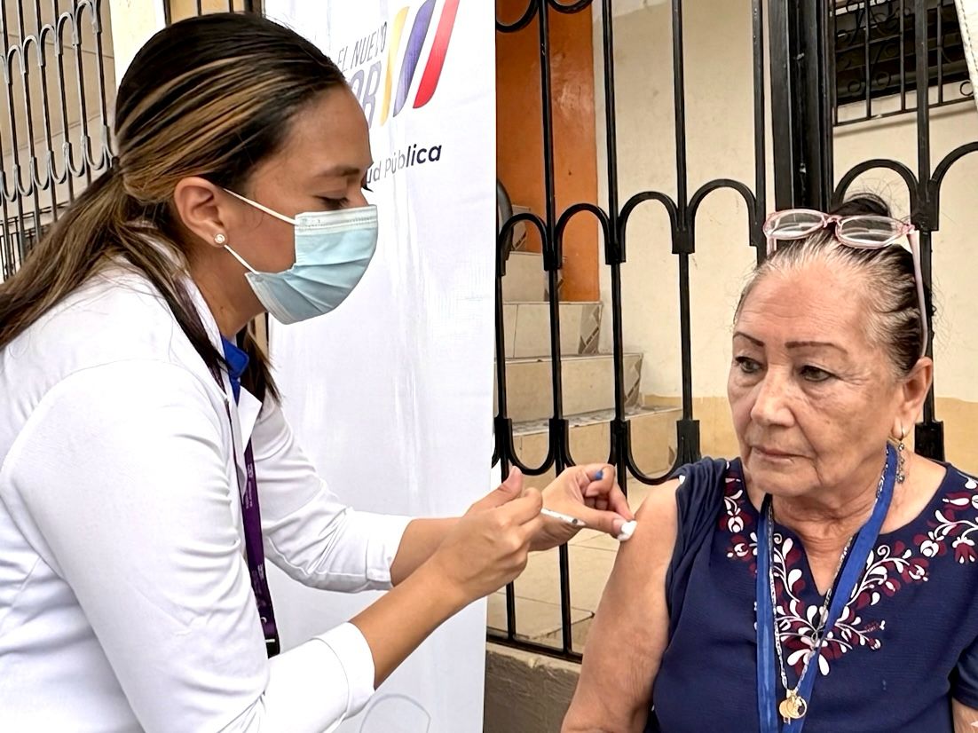 Salud_Guayas's tweet photo. Comprometidos con tu bienestar @Salud_Ec participó de la Brigada Social por #ElNuevoEcuador
1️⃣7️⃣5️⃣ usuarios de #Prosperina recibieron
atención médica🩺, medicamentos💊 y vacunación 💉
Logrando una comunidad fuerte y protegida.
#MSPEnTerritorio https://t.co/VbODGYEfsL
