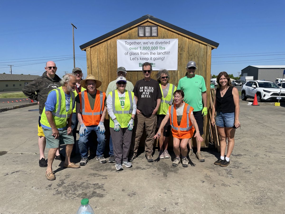 ChooseGlass's tweet photo. Excited to celebrate a huge milestone for our eastern Washington glass hub partner, Big Recyclers, collecting their 1 millionth pound of glass! 🎉♻️ https://t.co/0ipddNtVyR
